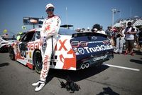 Zilisch sufre una ca&iacute;da y tiene fracturas  mientras celebraba su victoria en la Nascar