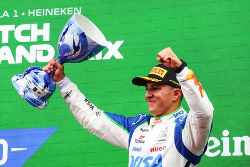 VIDEO: Hadjar rompe el trofeo de tercer lugar en Zandvoort en celebración