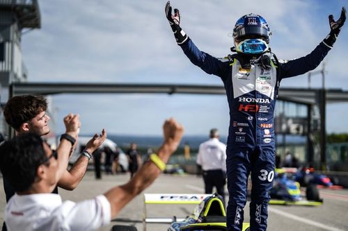 佐藤凛太郎フランスF4初優勝「ようやく結果を出せて嬉しい」　父・佐藤琢磨も現地で歓喜の瞬間を目撃