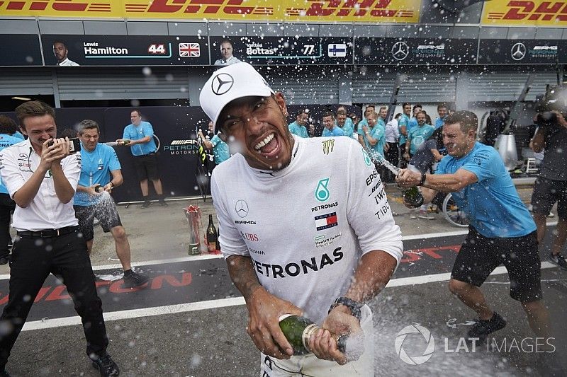 Képeken Hamilton győzelme az Olasz Nagydíjon a Ferrari előtt