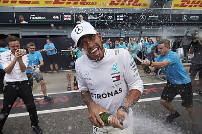 Képeken Hamilton győzelme az Olasz Nagydíjon a Ferrari előtt