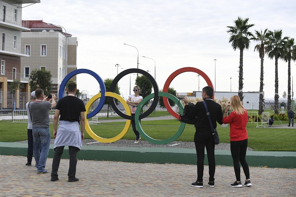 Fans and Olympic rings