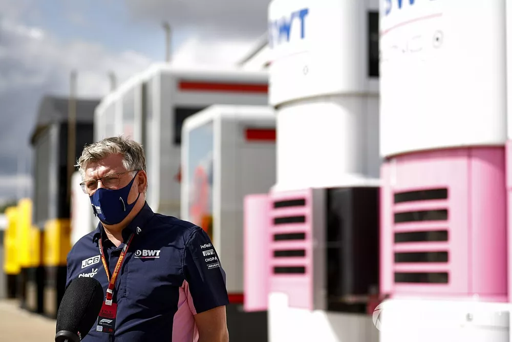 Otmar Szafnauer, director del equipo y CEO de Racing Point habla con los medios