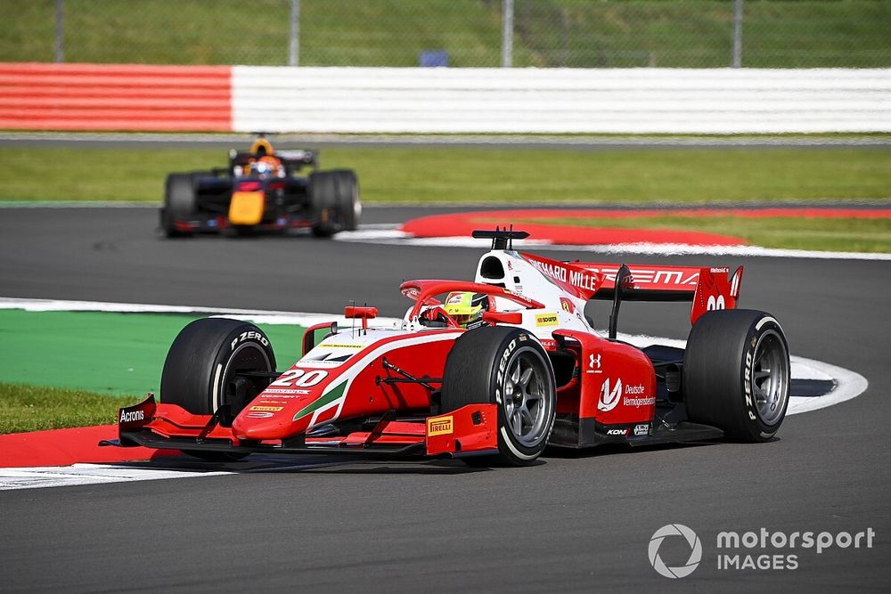 Silverstone F2: Schumacher antrenmanların en hızlısı