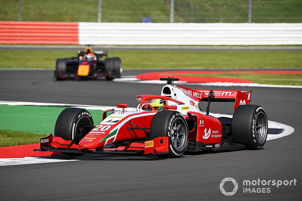 Silverstone F2: Schumacher antrenmanların en hızlısı