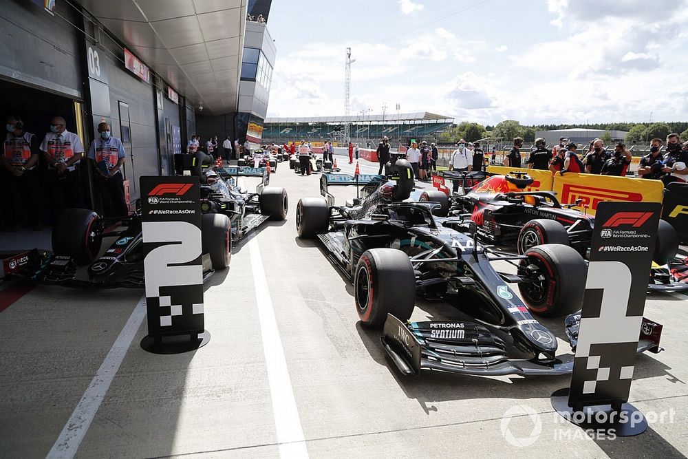 De wagens van Lewis Hamilton, Mercedes F1 W11, Valtteri Bottas, Mercedes F1 W11 en Max Verstappen, Red Bull Racing RB16, in parc fermé