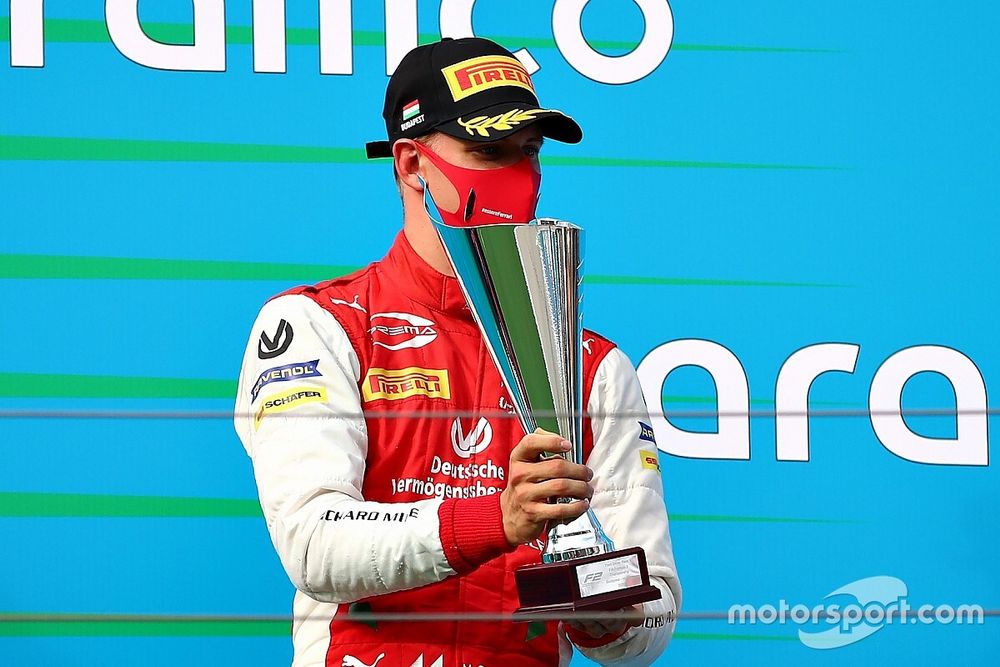 F2 Budapest 2020: Mick Schumacher fährt auf das Podium