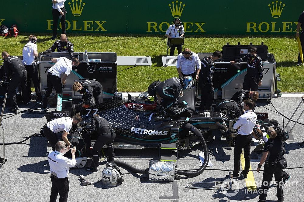 Valtteri Bottas, Mercedes F1 W11, sulla griglia di partenza