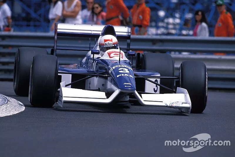 F1の歴史をガラリと変えた、奇抜なアイデア。ティレル019”ハイノーズ