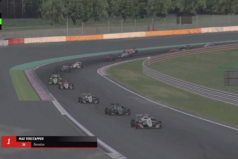 Verstappen vermaakt zich met winst in simrace Spa