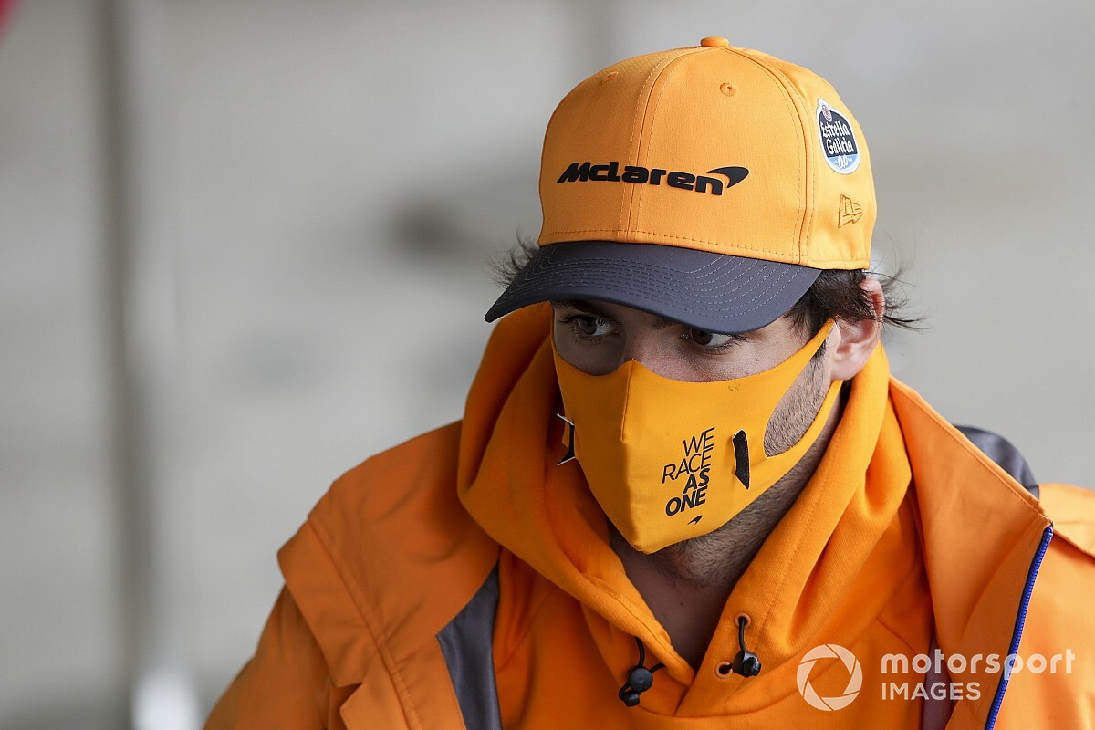 Sainz appoggia Elkann: "2022 opportunità per la Ferrari"
