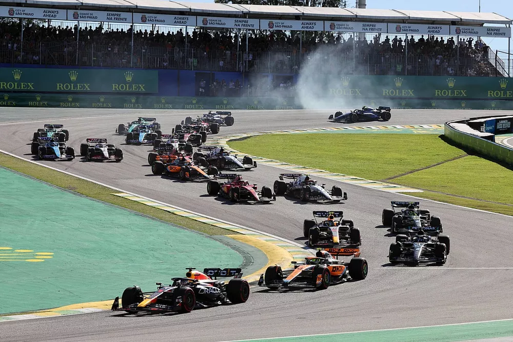 Max Verstappen, Red Bull Racing RB19, Lando Norris, McLaren MCL60, George Russell, Mercedes F1 W14, Lewis Hamilton, Mercedes F1 W14, Sergio Perez, Red Bull Racing RB19, the rest of the field on the opening lap of the Sprint race
