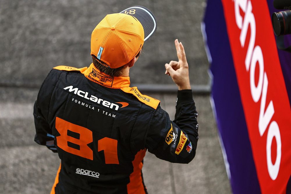 Oscar Piastri, McLaren, celebra tras la clasificación