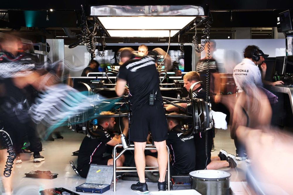 Mecánicos trabajando en el taller de Mercedes