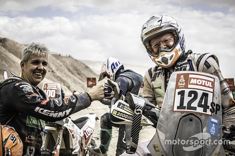 Jimmink loopt scheur in ruggenwervel op bij val Dakar