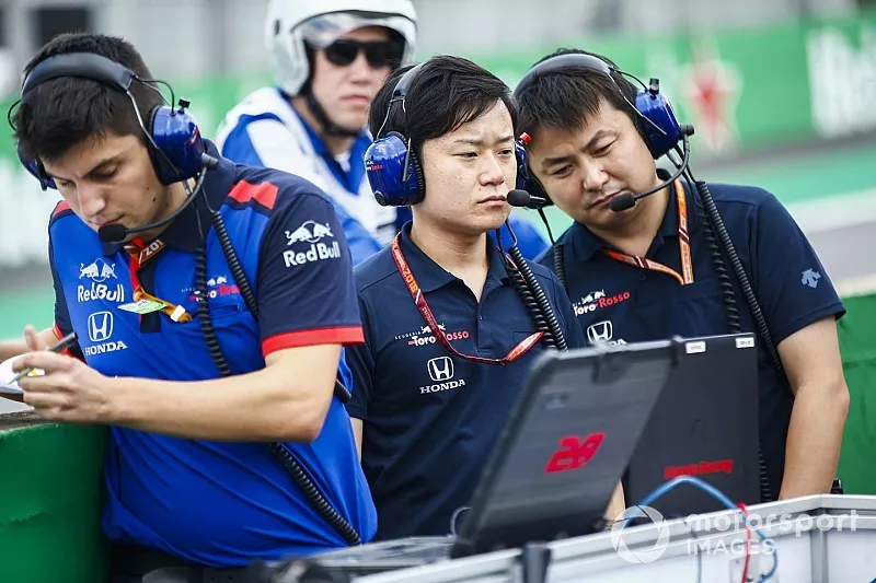 Des ingénieurs Toro Rosso Honda sur la grille