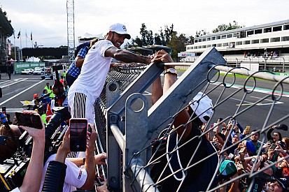 Hamilton segíteni szeretné a fiatalok boldogulását