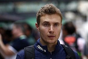 Nyaris tabrakan, Hamilton sebut manuver Sirotkin tak sopan