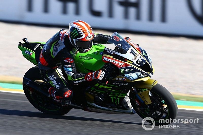 Rea incontenbile vince Gara 1 a Losail davanti a Sykes. Lowes completa il podio