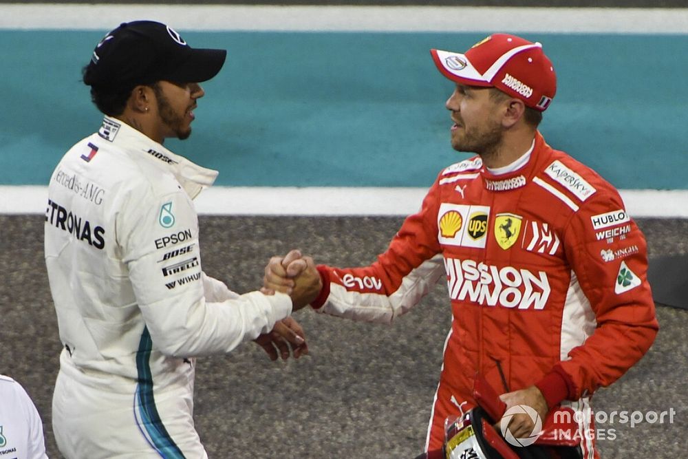 Lewis Hamilton, Mercedes AMG F1 y Sebastian Vettel, Ferrari en Parc Ferme 