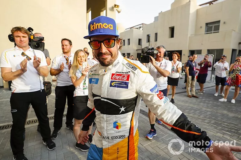 Fernando Alonso, McLaren, Entra en el garaje a los aplausos de su equipo.