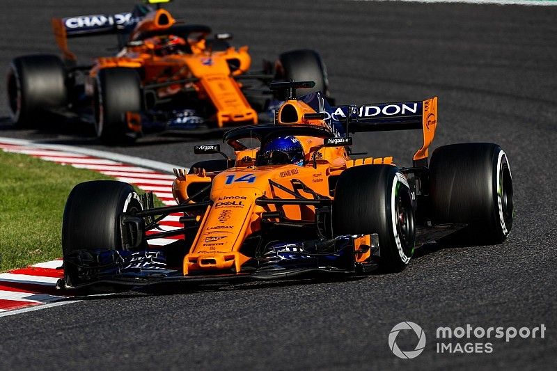 Fernando Alonso, McLaren MCL33, voor Stoffel Vandoorne, McLaren MCL33