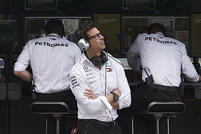 Wolff ne veut pas s'immiscer dans les choix stratégiques de Mercedes