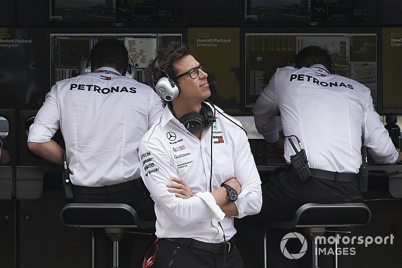 Wolff dice que no interferirá en las estrategias de Mercedes