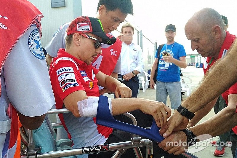 Lorenzo: "Es poco probable que me suba a la moto mañana"