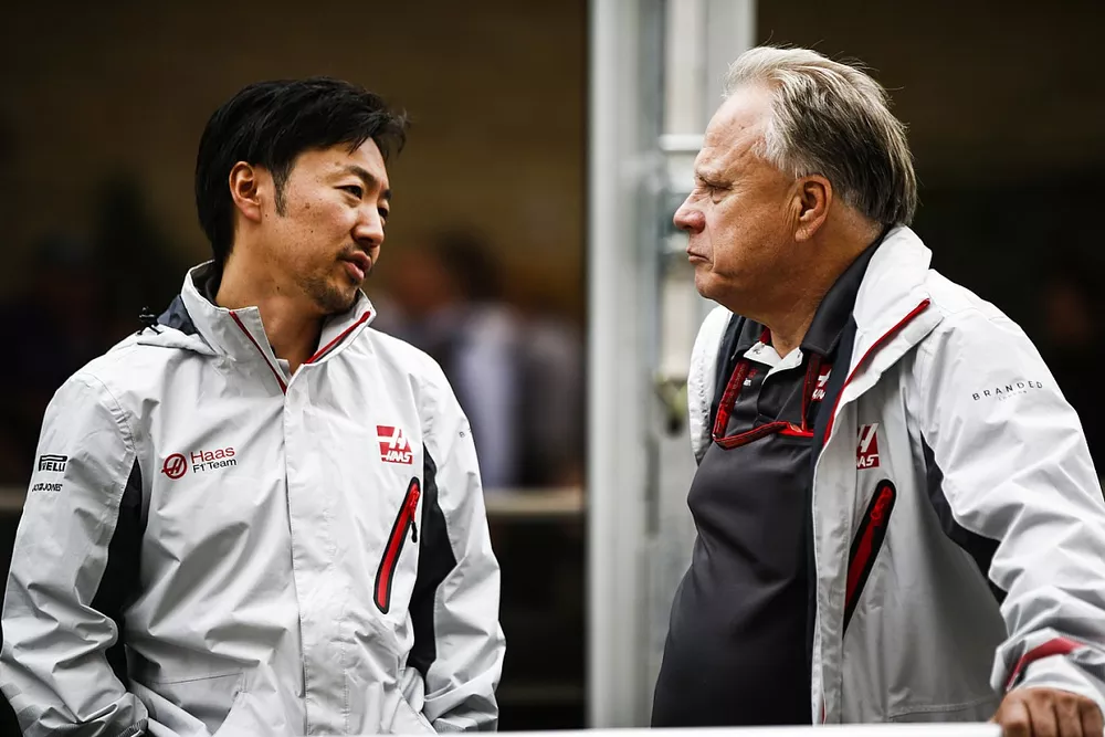 Ayao Komatsu, Chief Race Engineer, Haas F1, talks with Gene Haas, Team Owner, Haas F1