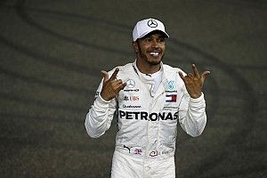 Lewis Hamilton összetört egy Yamahát Jerezben
