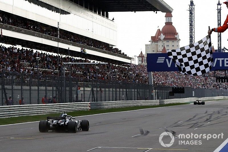 Race winner Lewis Hamilton, Mercedes-AMG F1 W09 takes the chequered flag