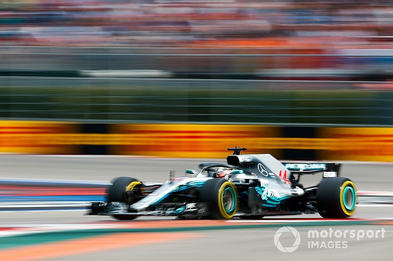 Hamilton wint en loopt uit: "Maar het is een moeilijke dag"