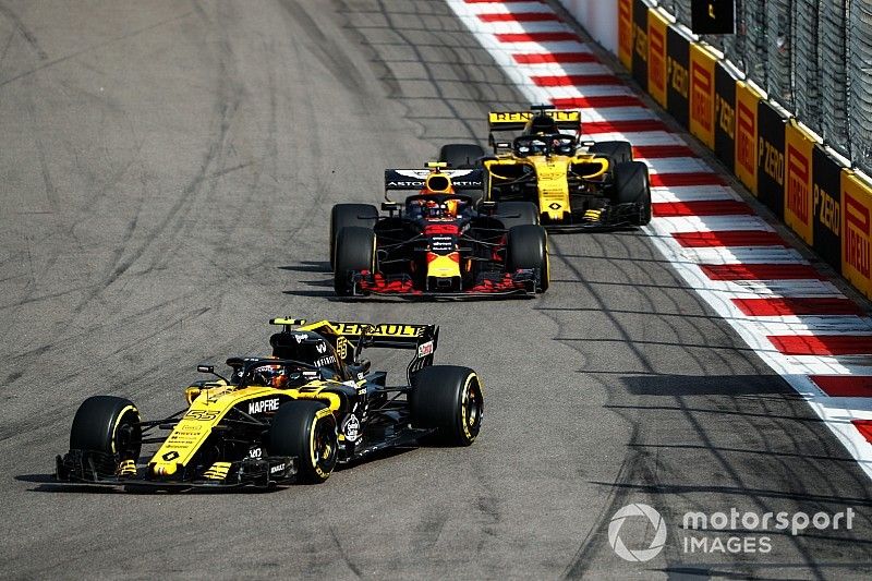 Carlos Sainz Jr., Renault Sport F1 Team R.S. 18, lidera a  Max Verstappen, Red Bull Racing RB14, y Nico Hulkenberg, Renault Sport F1 Team R.S. 18