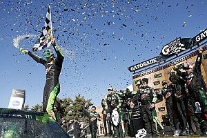 Chase Elliott centra in Kansas la terza vittoria della stagione precedendo Kyle Busch