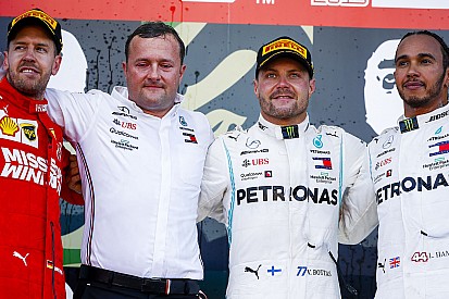 Kínosan nevettek, miután Hamilton megkérdőjelezte Vettel válaszát a kiugrásról - videó