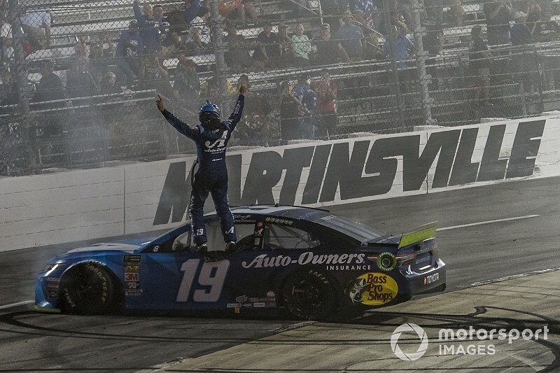Truex Jr. dominiert Martinsville und löst NASCAR-Finalticket 2019