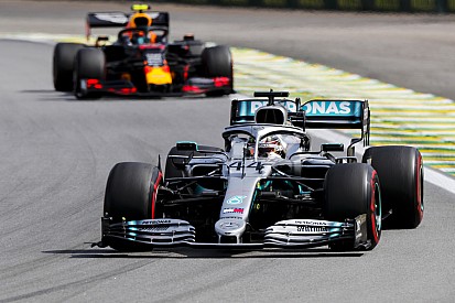Hamilton: il muretto Mercedes lo lascia libero e... sbaglia