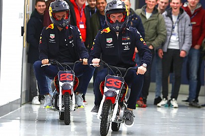 Red Bull: sfida in minimoto in factory per Verstappen e Albon