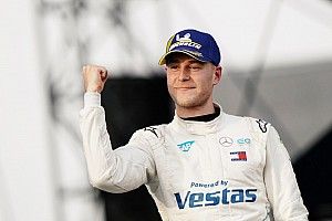 Vandoorne shrugs off robust move to take Diriyah E-Prix lead