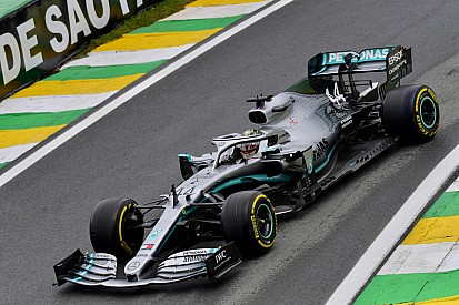 Videón, ahogy Hamilton majdnem belerohan Bottasba Interlagosban