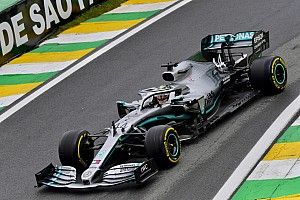 Videón, ahogy Hamilton majdnem belerohan Bottasba Interlagosban