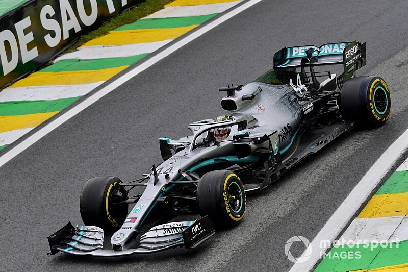 Videón, ahogy Hamilton majdnem belerohan Bottasba Interlagosban