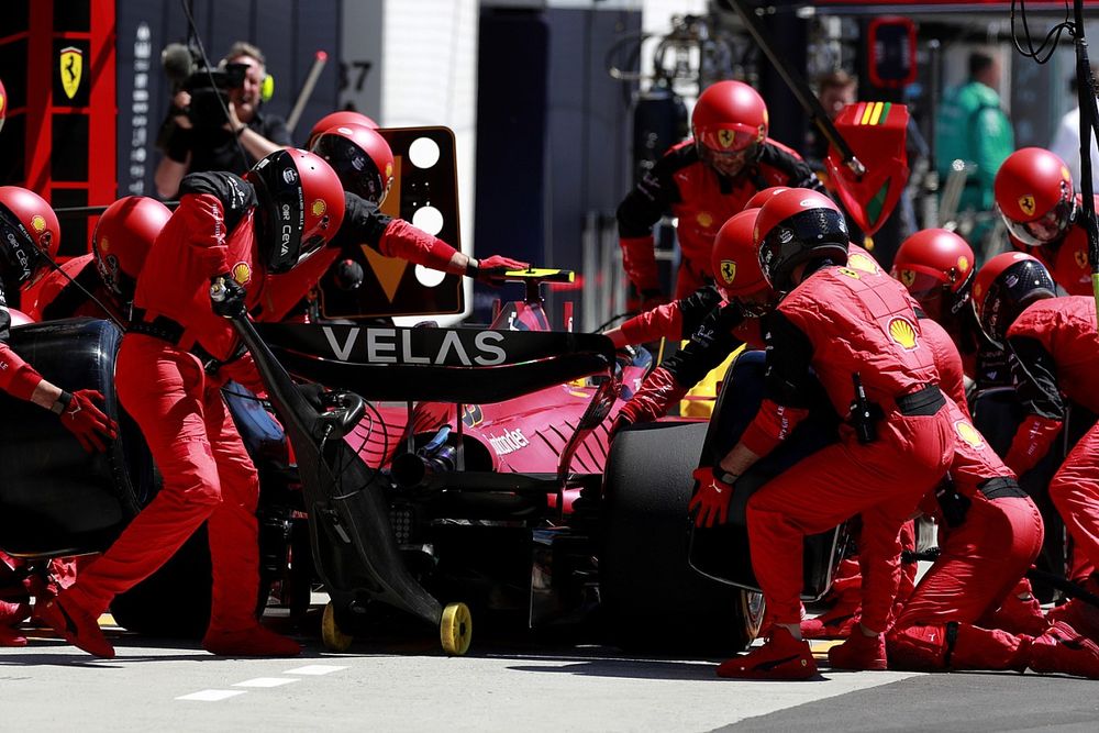 Carlos Sainz, Ferrari F1-75, en pits