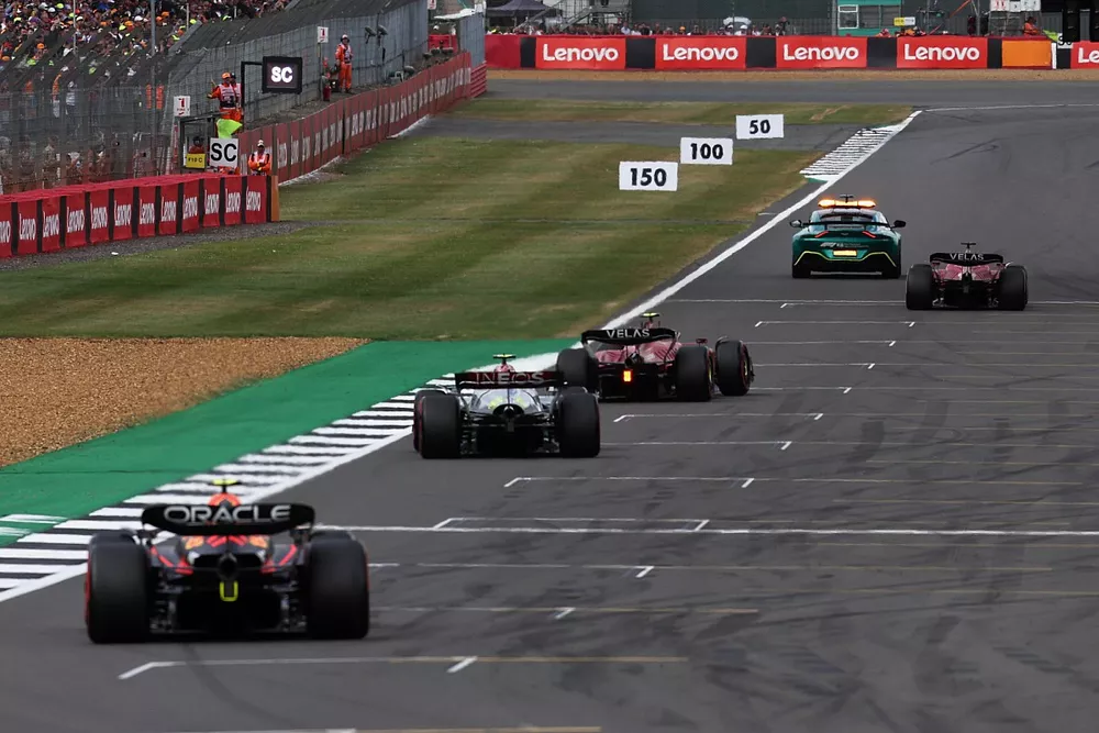 The Safety Car Charles Leclerc, Ferrari F1-75, Carlos Sainz, Ferrari F1-75, Lewis Hamilton, Mercedes W13