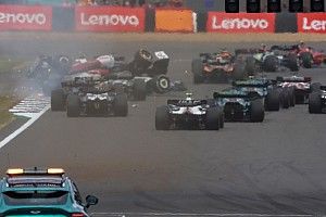 Zware crash na start legt GP Silverstone stil met rode vlag, Zhou fit verklaard