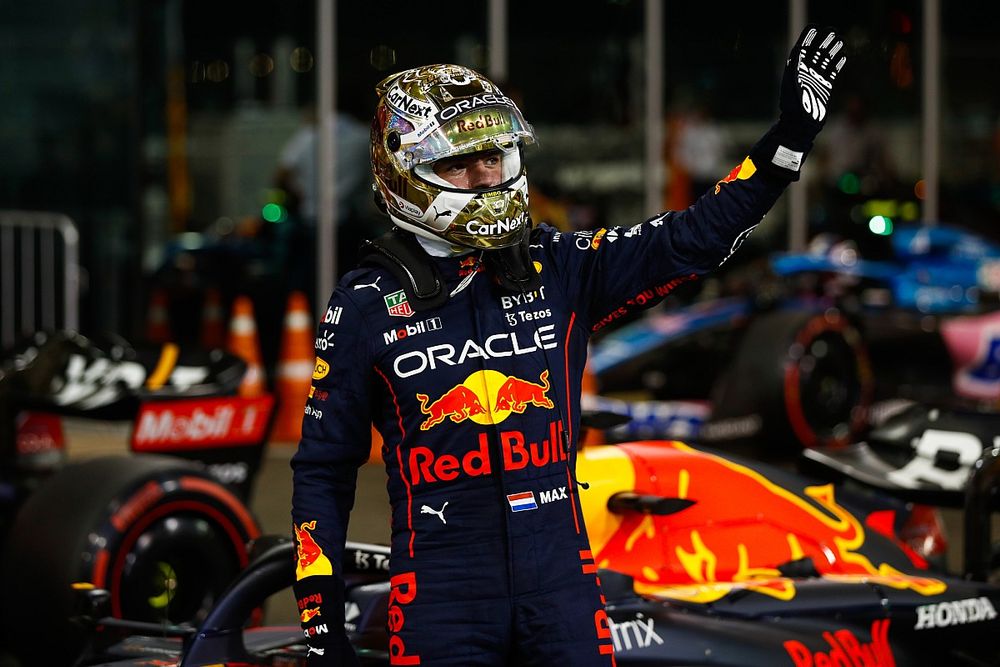 Ganador de la pole, Max Verstappen, de Red Bull Racing, saluda desde el Parc Ferme