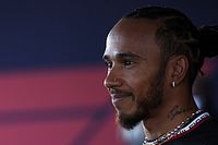 Hamilton reageert op 'onzinnige' geruchten, prijst gemotiveerde Verstappen