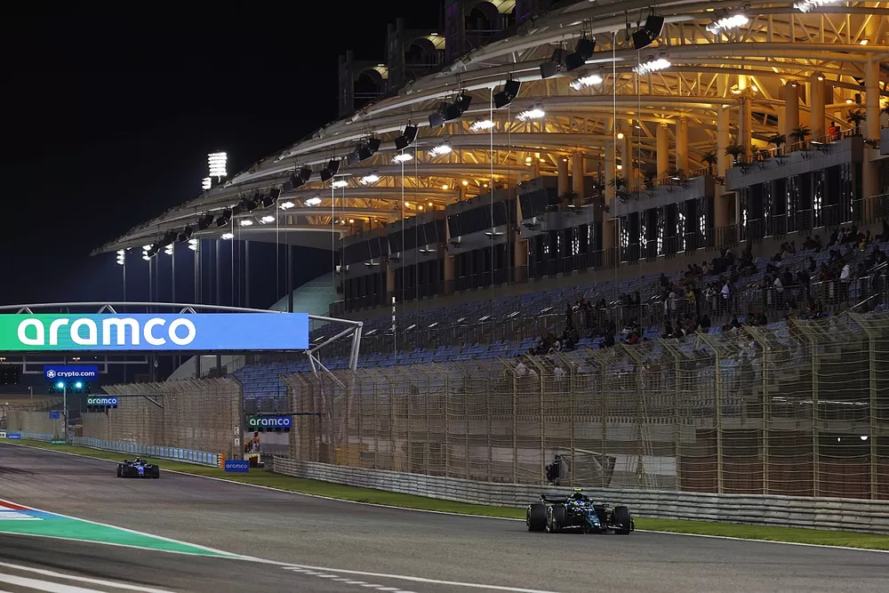 Fernando Alonso, Aston Martin AMR23, Logan Sargeant, Williams FW45