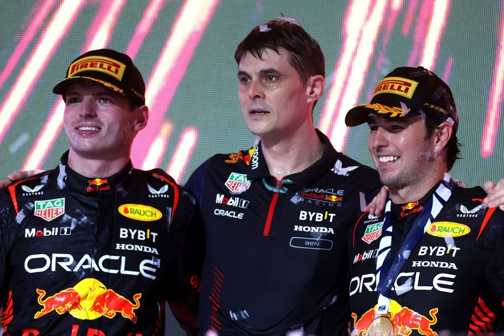Podio: segundo lugar Max Verstappen, Red Bull Racing, Ben Waterhouse, Jefe de Ingenier&iacute;a de Rendimiento en Red Bull Racing, y el ganador de la carrera Sergio P&eacute;rez, Red Bull Racing